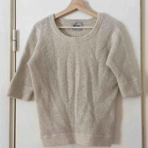  - Mjuk tröja i ullblandning från Acne. En aning krympt varav den blev ganska tät = ännu varmare 😊