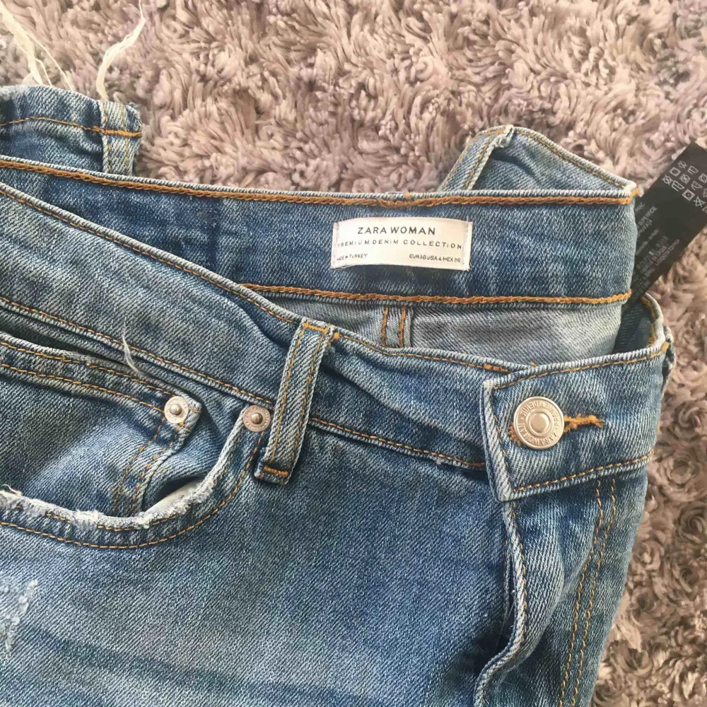Blåa jeans med slitningar från Zara! . Jeans & Byxor.