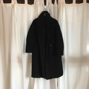  - Knappt använd Teddy jacka från zara. Storlek L men passar S-M. Mörkblå!