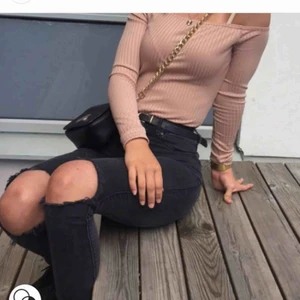  - Ett par dr denim jeans i storlek Xs, svarta med hål. 