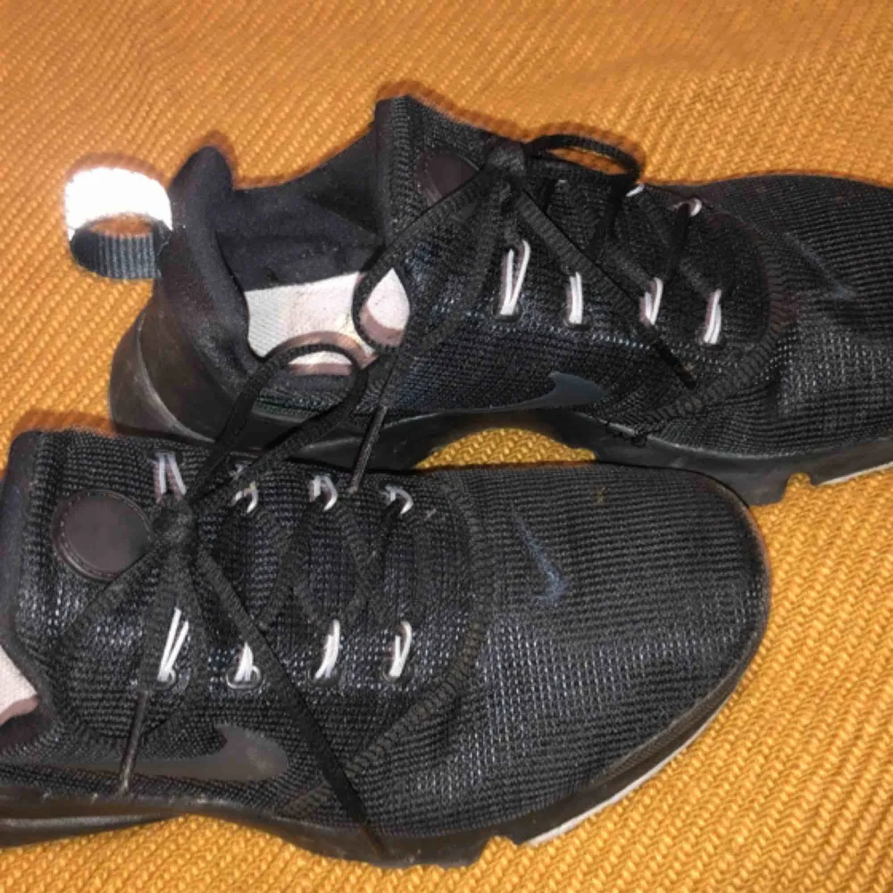 Säljer mina svarta Nike skor för att det inte kommer till användning. Sitter bra och är i bra skick. . Skor.