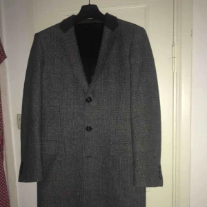  - Elegant ullrock från Gant i storlek M. Varm och bekväm med otrolig passform. 10/10 condition. Knappt använd.  Köptes från Herr Judit på Södermalm för 1800kr.  Kontakta om du vill ha mer bilder.