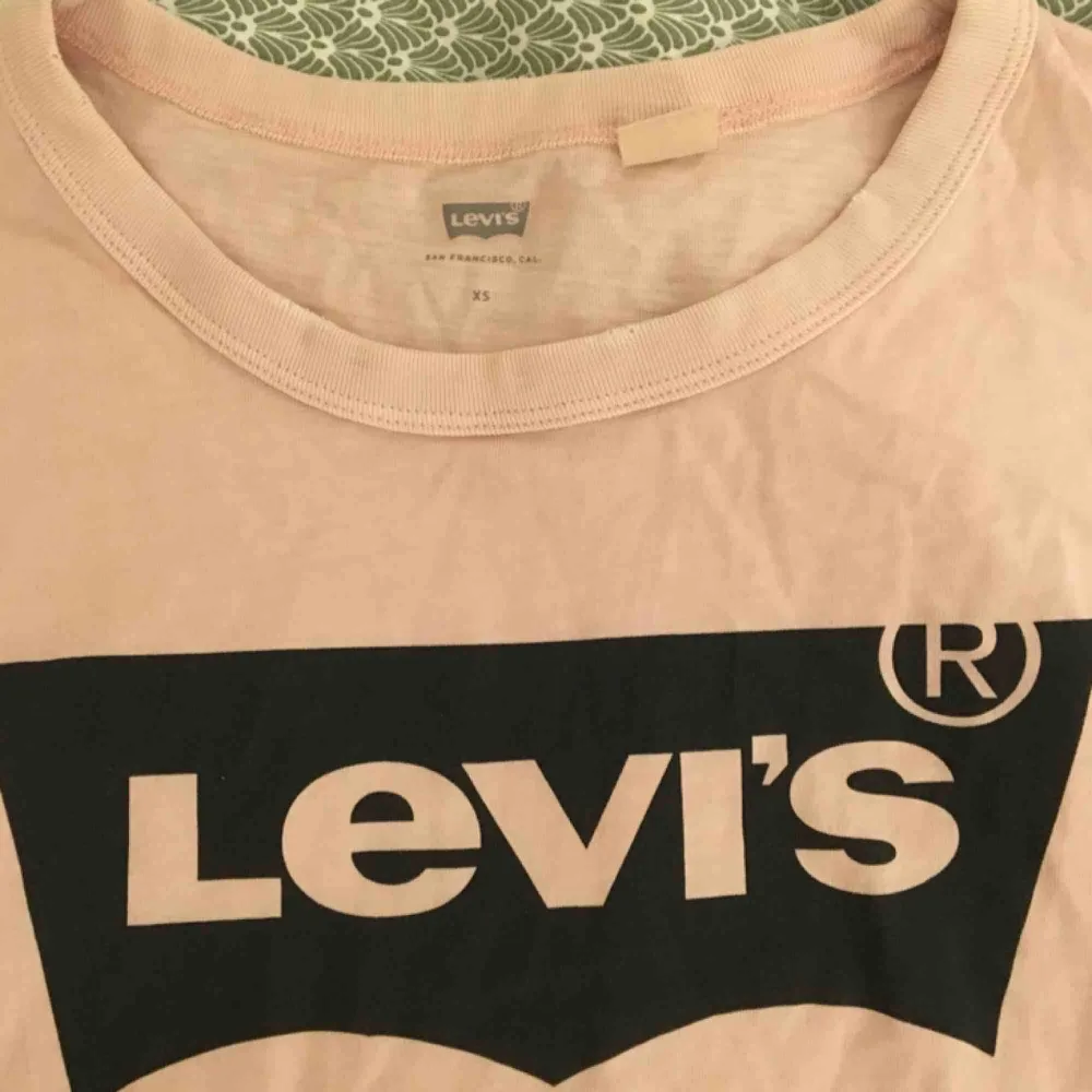 Säljer min Levis Tshirt. Tröjan är som en S i storleken.  Färgen är i rosa. Tröjan är mycket sparsamt använd och i gott skick!. T-shirts.