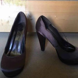  - Supersnygga klackskor i storlek 38. Säljer för 50kr + frakt eller mötas upp i Stockholm 