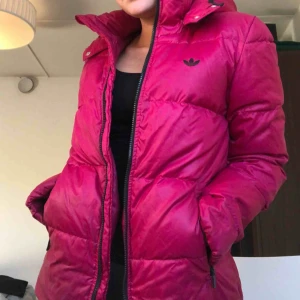  - Rosa Adidas dunjacka.  Använd flitigt under en säsong men är ej speciellt sliten.  Avtagbar luva.  Jättevarm och mysig. 