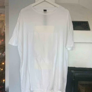  - Vit oversized klänning/T-shirt som passar alla storlekar beroende på vilken passform man vill ha den i. Snygg till ett par sneakers. Den har en annan färg framtill och typ nätaktigt tyg. 