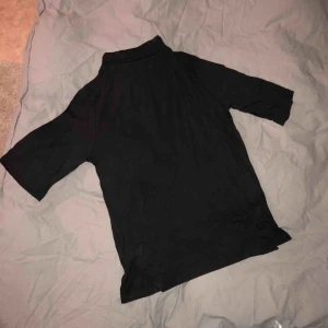  - Svart trekvarsärmad blus. Aldrig använd! 