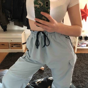  - Super coola byxor som påminner av 90s och Spice Girls, supermysiga och man kan ta av halva benet och har shorts istället 🤷‍♀️ köparen står för frakten 