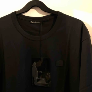  - Acne studios t-shirt. Knappt använd. Lapp till tröjan finns kvar, nypris 1100