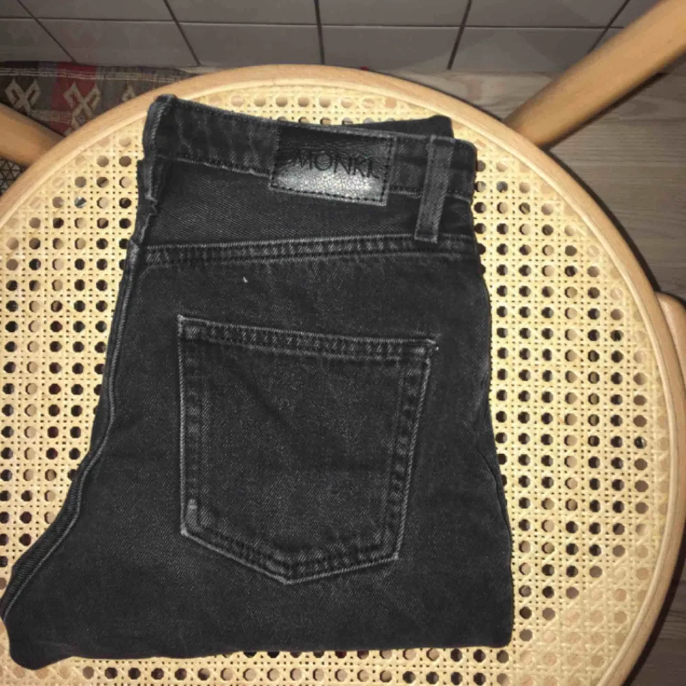 såå fina jeans från monki!! dem har ett litet hål på fickan och en liten slitning vid gylfen, annars fint skick:)) kan mötas upp på söder eller skicka<33. Jeans & Byxor.