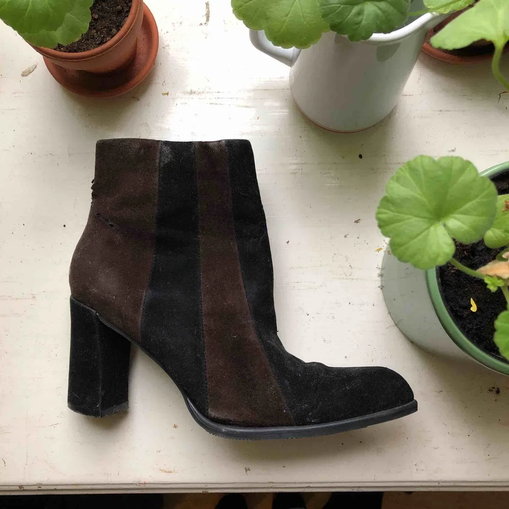 Ett par brun/svarta skor. Köpta på loppis men aldrig använda pga fel storlek. Skorna har några märken, så jag skickar gärna fler bilder om det önskas✨. Skor.