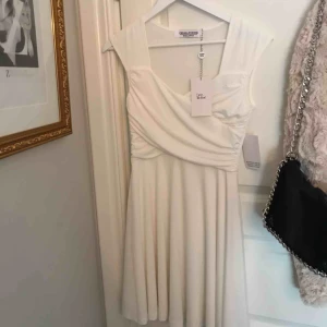  - Vacker vit sommarklänning. Perfekt vid skolavslutning och konfirmationer. Aldrig använd endast prövad! Lapparna sitter kvar. Betalning sker viss swish och jag står för frakt. Hör av dig för fler bilder och mer information❤️