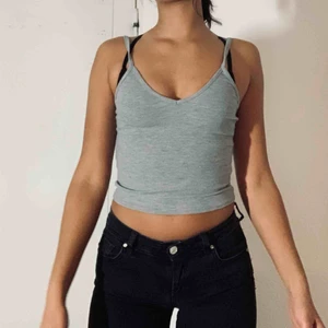  - 👅grått tajt linne, liiiite trång för mig👅 🖤Köparen betalar för frakten🖤 💡Kan mötas Lund-Malmö💡 👹Högsta bud får plagget👹