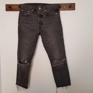  - Levis 501, avsmalnande ben. Avklippta någon cm.