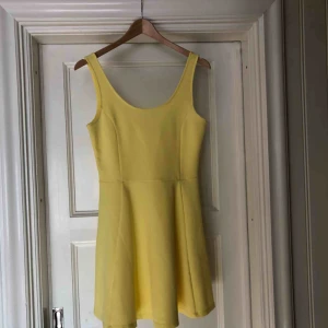  - Citrongul sommarklänning i stretchigt material. 