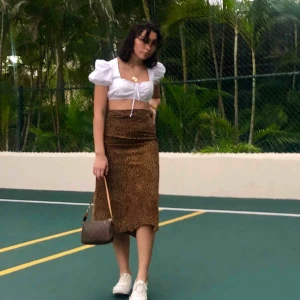  - Vintage mocka kjol med ett leopard liknande mönster! Skickar gärna mer bilder om dem här var för suddiga! Möts upp i Stockholm annars diskuteras frakt vid köp🌟