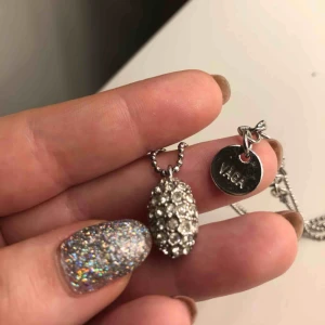  - Sprillans nytt halsband från VÅGA. Jättefint, med ett glittrigt hänge. 