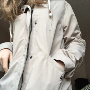  - Jackan är beige och i stl S och passar perfekt nu i höst. Köpte den för bara något år sedan för ca 400 kr. Använt max 3 ggr. Köparen står för kostnad av frakt