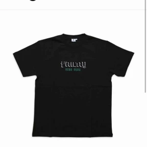  - Oanvänd svart Fricky t-shirt, storlek L. Frakt tillkommer