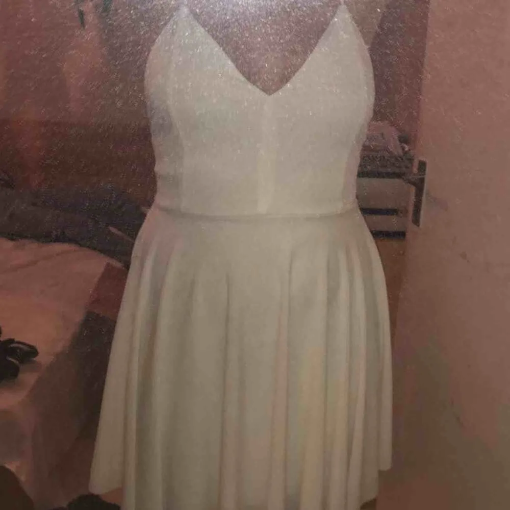 Fin vit klänning i storlek M, säljer för 150 kr . Klänningar.