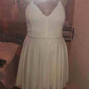Fin vit klänning i storlek M, säljer för 150 kr 