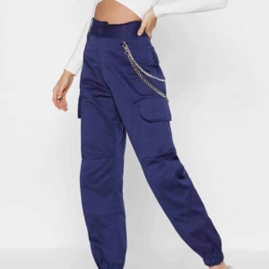  - Dessa coola cargo pants är helt nya från NastyGal, var fel storlek för mig så ska skicka tillbaks dessa men vill kolla intresse först då frakten till UK kostar☺️ Passar en med strl S då de var rätt tighta, super fina verkligen! 