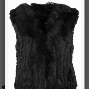  - Äkta pälsväst använd max 3 gånger. Nypris ca 1500 ifrån Hollies. 