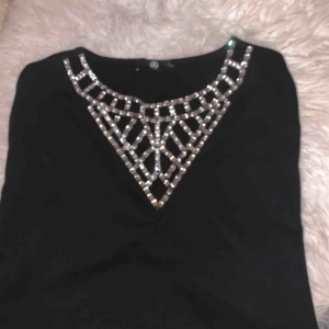  - Jättefin festlig tröja , som man kan ha till vardag eller fest , helt ny då den inte har kommit till användning. Köparen står för frakt🌸