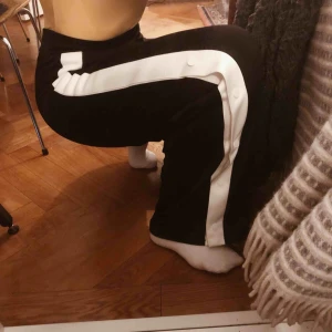  - Höga, lite glansiga byxor med knappar i sidan från Zara. Kan passa allt från 36-40. Kan mötas upp i centrala Sthlm eller skickas mot frakt.