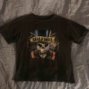  - Rock tröja, Guns and roses från pull & bear. Passar perfekt till vardags, i skidbacken eller en fest med rocktema. Nysick, inget trasigt inga fläckar