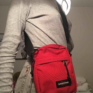  - Sjukt snygg röd eastpak fannypack i nyskick! , frakt tillkommer, möts upp i Stockholm 
