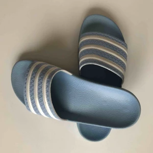  - Ljusblå Adidas Adilette. Använda få gånger