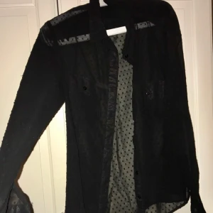  - Svart skjorta med detaljer. Strl XL. Jätte fin som oversized. 80 kr. Beige/grå stretchig off shoulder. Strl S. Aldrig använd. 80 kr. Rosa träningsstopp, strl S. Från Röhnisch. 50 kr Frakt tillkommer, kan skicka mer bildef