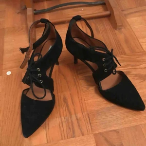  - Super fina fin-skor från & Other Stories! Har använts 2 eller 3 gånger, så är lite slitna undertill. Men annars är skorna som nya! 