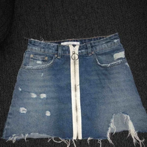  - Kjol från Zara storlek S, med dragkedja fram. Köparen står för frakt!