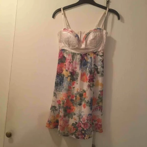  - Jättesöt sommarklänning ☺️🌸 ganska liten i storleken 