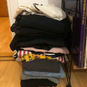  - Säljer en hög med kläder i storlek XS och S. Allt är i fint skick men används inte längre. I högen finns bland annat Levis, monki, Lindex, Gina Tricot, ASOS, Zara. Köparen står för frakten.  