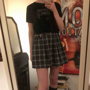 Rutig kjol - Kjol köpt på Depop!! Storlek 170 men går att justera så skulle säga att det är storlek XS-S! Frakt ingår ej
