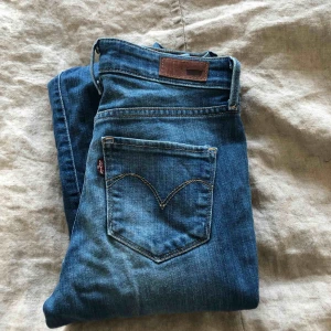  - Ett par favoriter som blivit för små tyvärr! De har hål på knäna! Frakt tillkommer, hör av er om ni har frågor eller vill ha bild med dem på 🌸