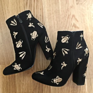  - Jättefina pumps med guldbroderat insektsmotiv som jag bara ÄLSKAR. Tyvärr lite för små för mig och endast använda en gång. Kan mötas upp i Uppsala och Stockholm, annars betalar köparen för frakt. 😊