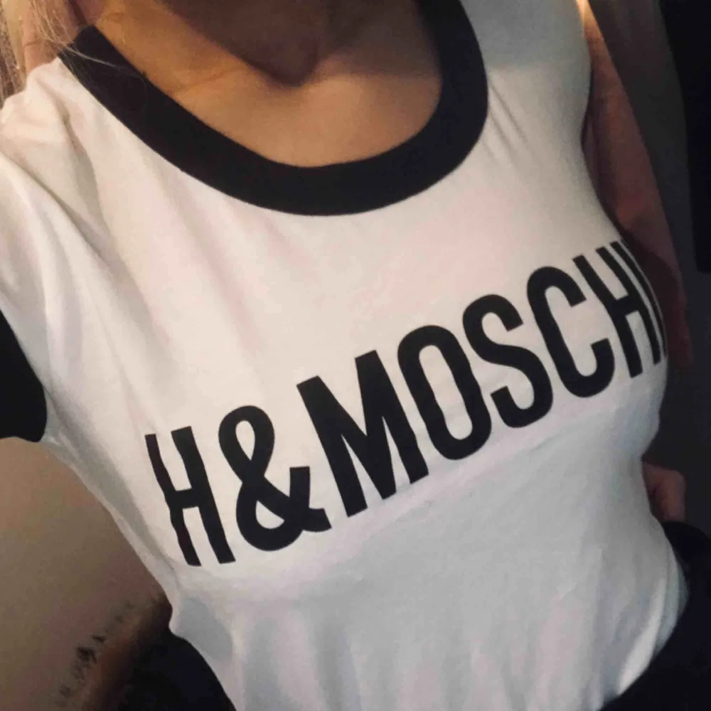 T-shirt hm moschino. T-shirts.