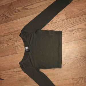  - Militärgrön långärmad Med genomskinliga ränder