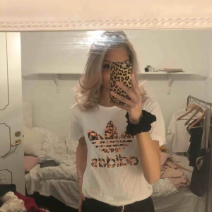  - Adidas tröja Knappas använd Storlek:34/ xs/s Står ej för frakt😊