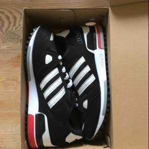  - Adidassneakers som jag beställde hem från nätet. Helt oanvända, bara provade inomhus. Säljes pga för stora för mig. Nypris 800kr. Kontakta för fler bilder eller frågor! Möts gärna upp i Göteborg! 💕