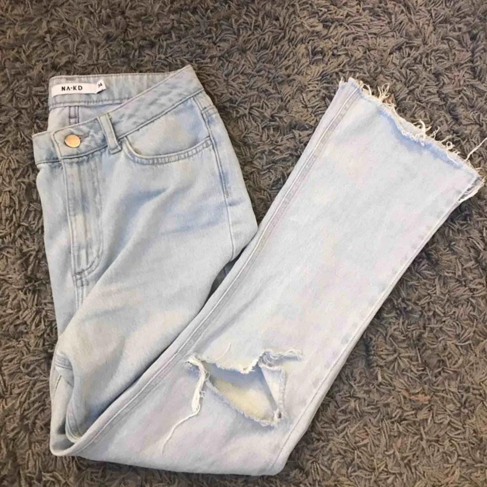 Ett par super snygga kick flare jeans från nakd! Ifall du är under 160 sitter det ungefär som en bootcut beroende på hur långa ben❤️. Jeans & Byxor.