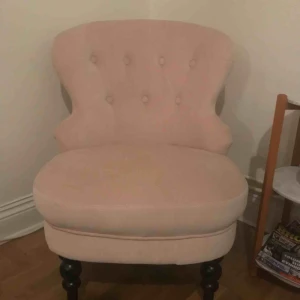  - Ljusrosa fåtölj.  Nyskick. Inköpt på Åhléns  Finns i Vasastan, Stockholm