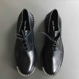  - Så himla snygga skor från Miu Miu! Vill inte sälja men de är tyvärr liiite för trånga för mig....  Helt oanvända och i toppenskick!  passar 38-38.5 pris kan diskuteras vid snabb affär!