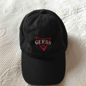  - Guess kepa, använd några gånger men i bra skick Möts upp i Stockholm annars står köpare för frakt!