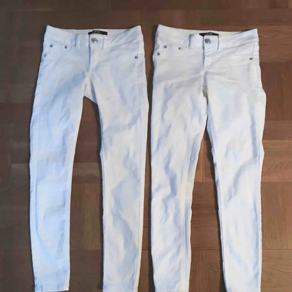 Vita jeans 2 par i Storlek xs Från bikbok Nytt skick Båda:250 kr Styck:120 kr. Jeans & Byxor.