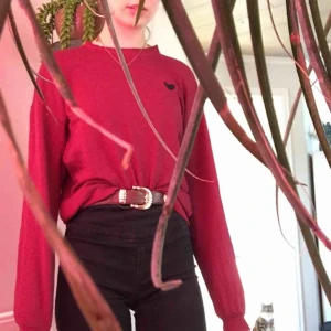  - Vinröd tröja. Oanvänd. Storlek S. Frakt: 40kr 